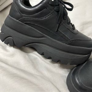 Brand new chunky black Steve Madden tennis shoes.